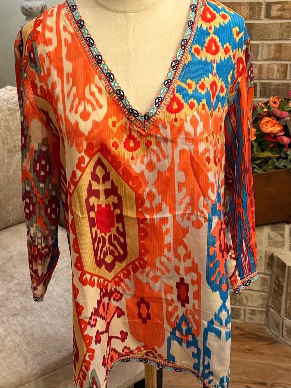 SILK Johnny Was Vibrant V neck Tunic Top - Orange Multi
0422